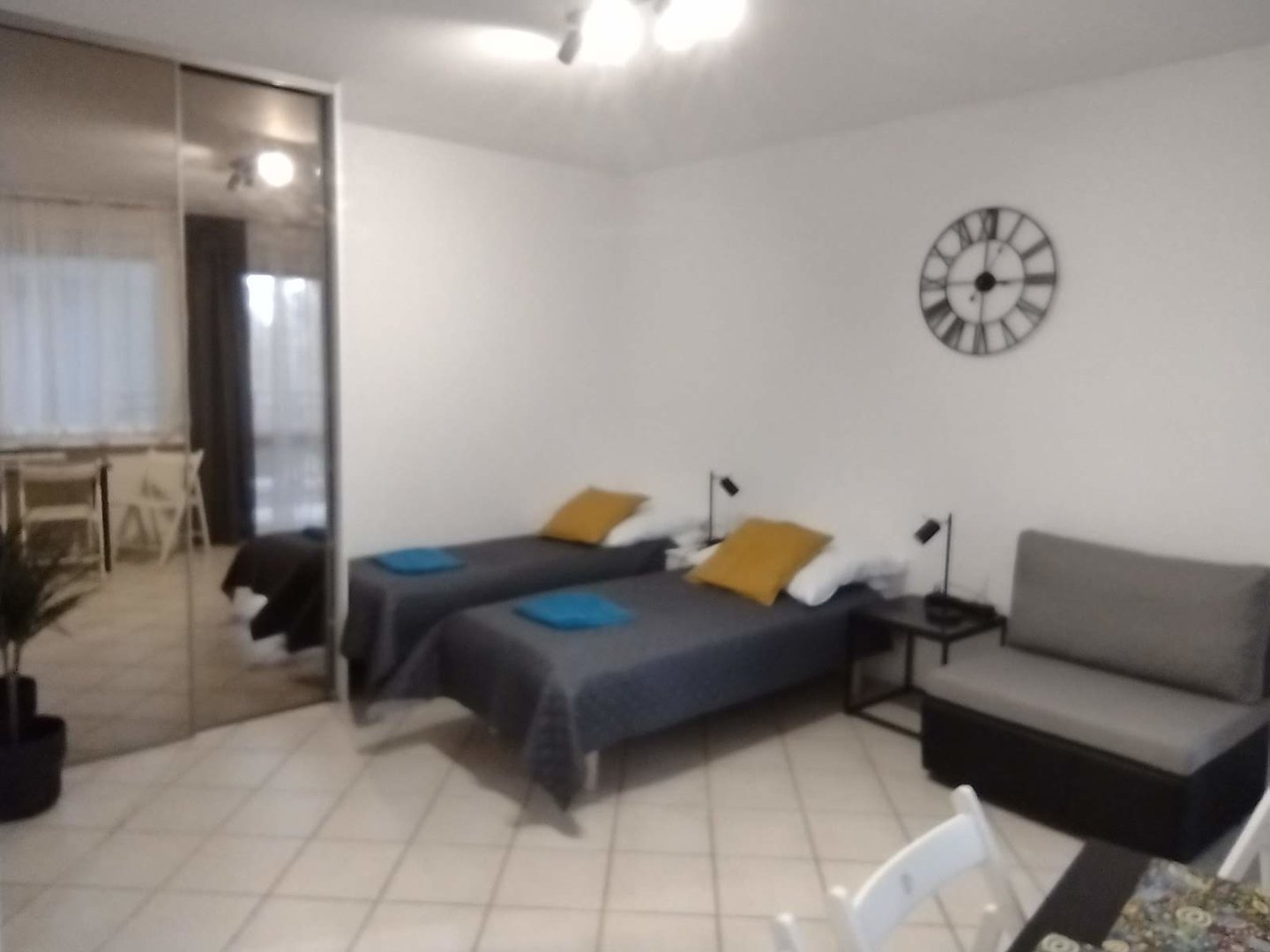 Pok&oacute;j z aneksem kuchennym i wsp&oacute;lną łazienką Dolina 21/A